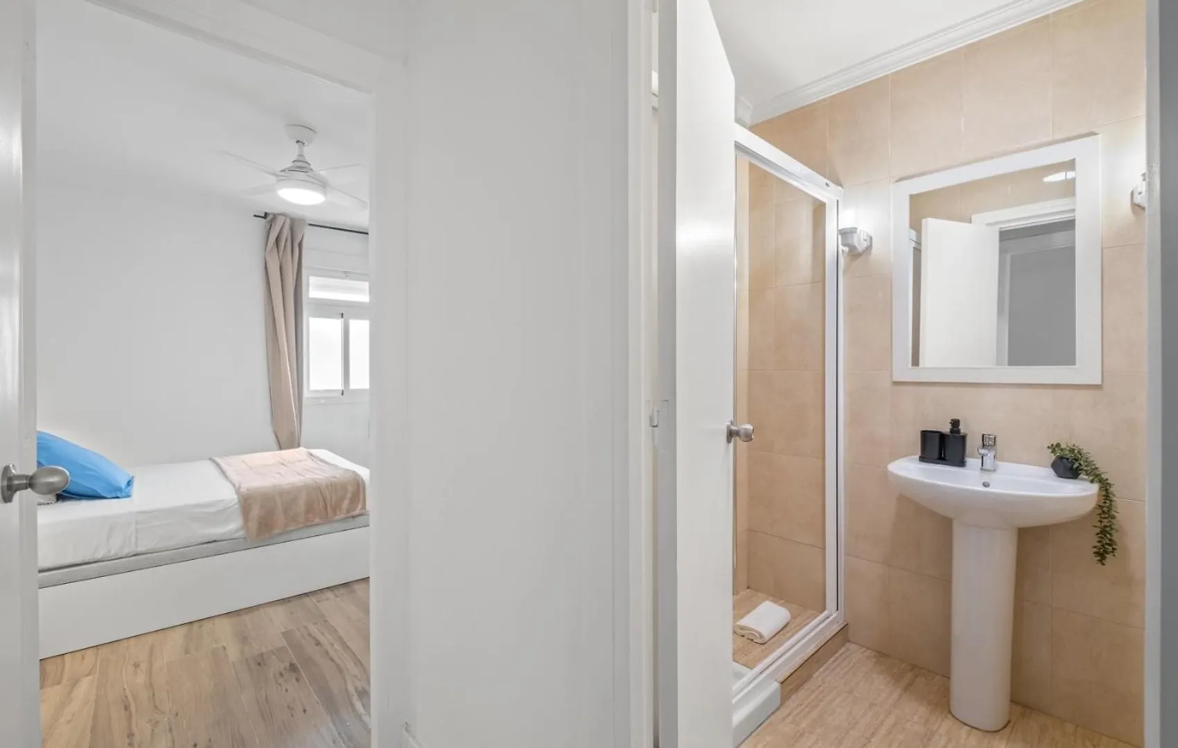 Apartment 3 Dormitorios, 2 Banos Y Balcon Malaga Spain