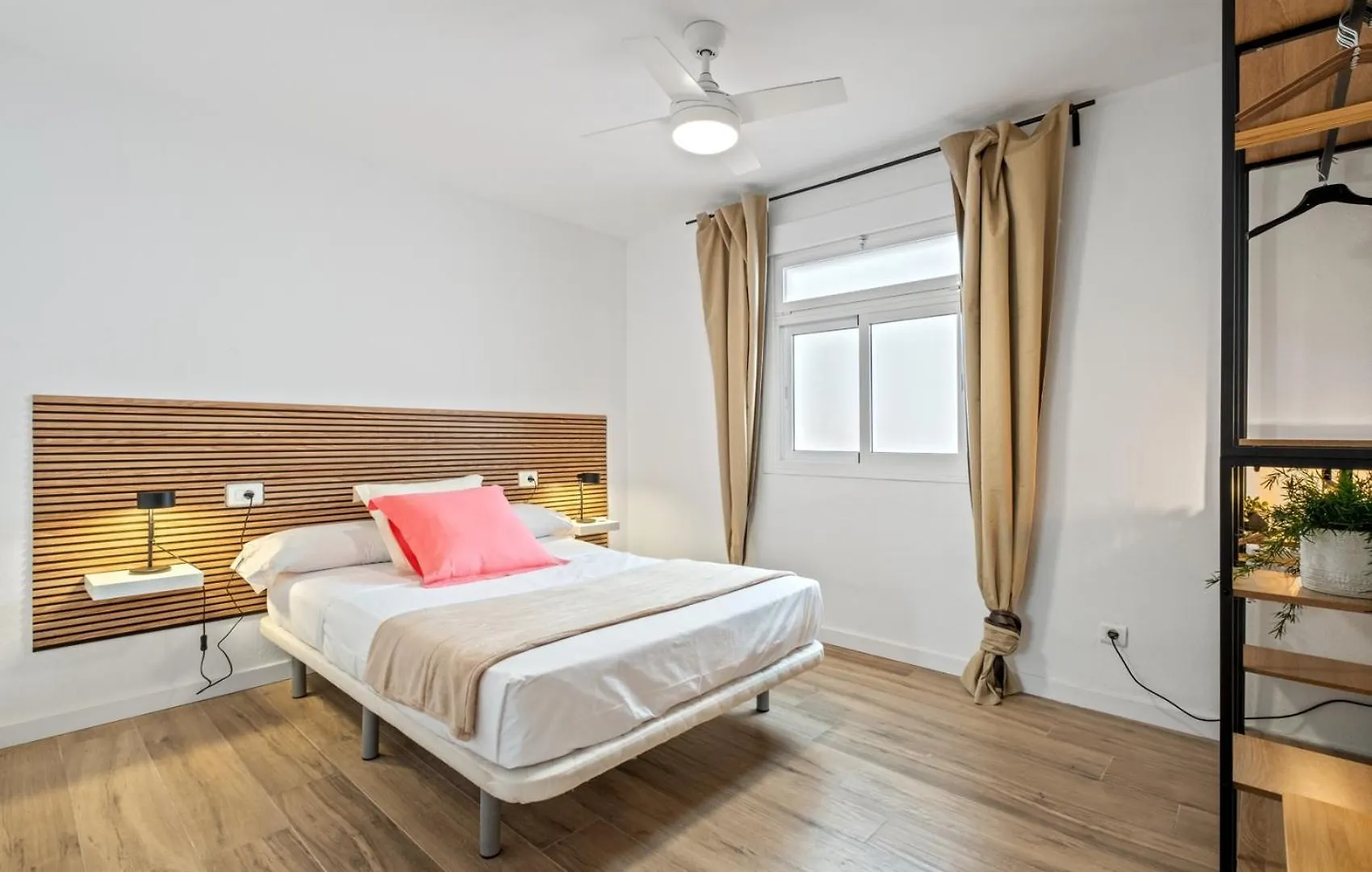 3 Dormitorios, 2 Banos Y Balcon Málaga 0*,  Espagne